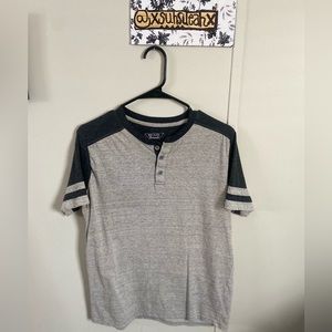 Men’s M broken threads tee NEW